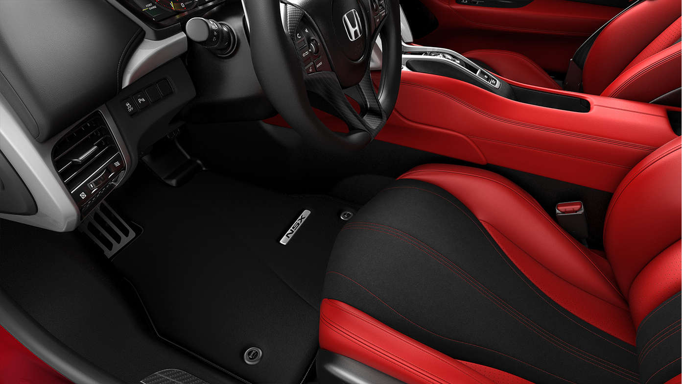 Dreiviertelansicht des Innenraums des Honda NSX mit Fuß- und Kofferraummattensatz.