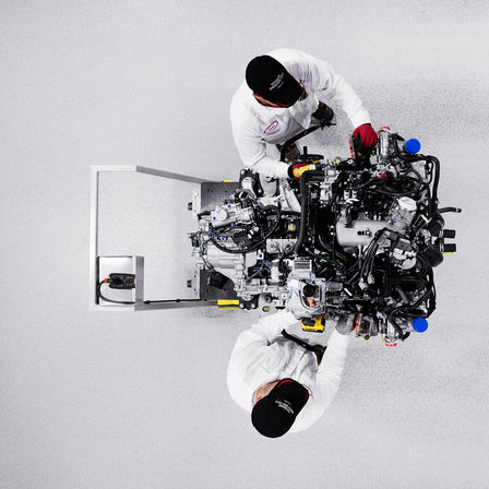 Motor eines Honda NSX V6 mit Mechanikern.