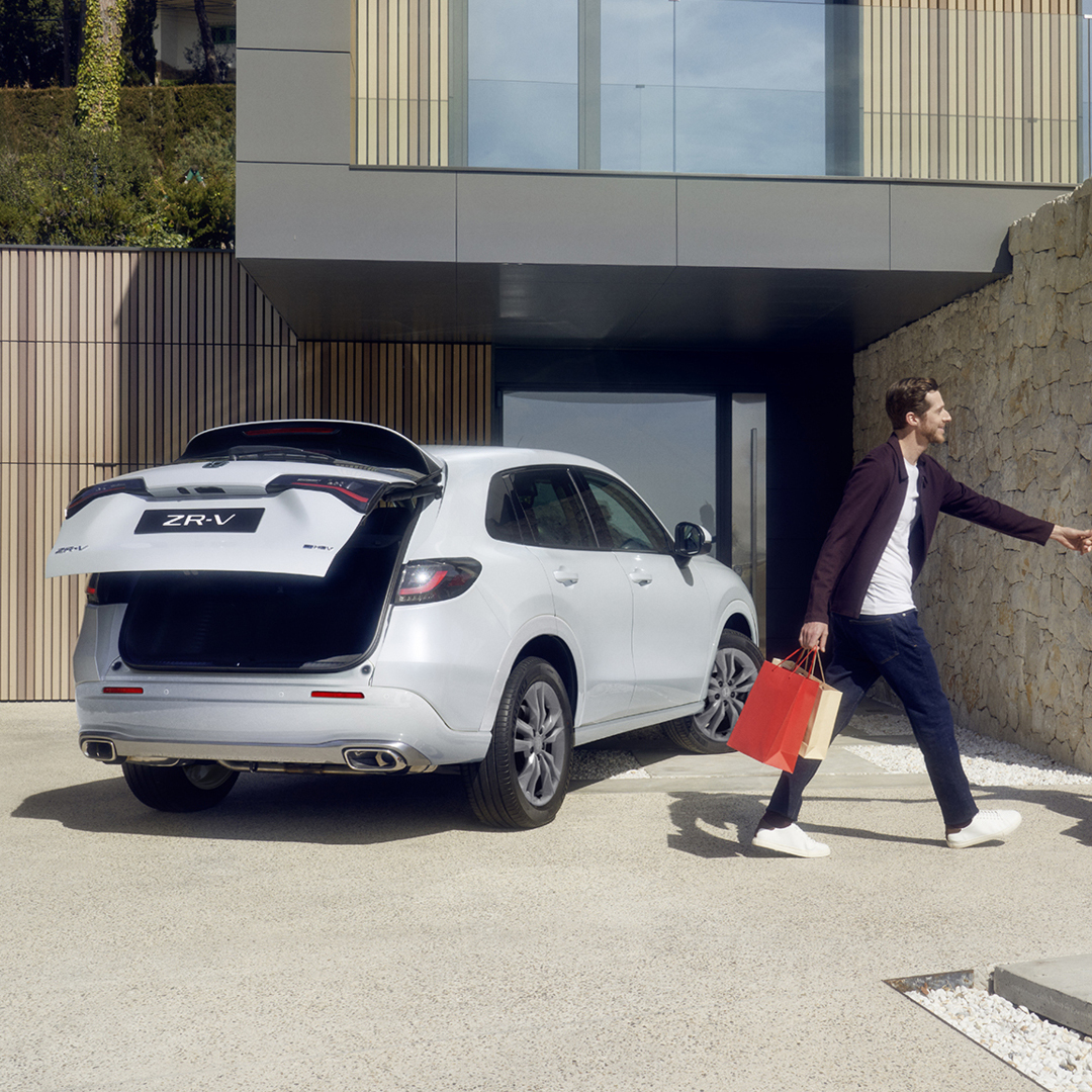 ZR-V in Weiß mit elektrischer Heckklappe, in einer Einfahrt