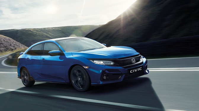 Honda Civic, 3/4-Frontansicht bei der Fahrt in einer Stadt.