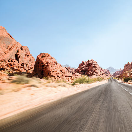 Leere Strasse in trockener Landschaft