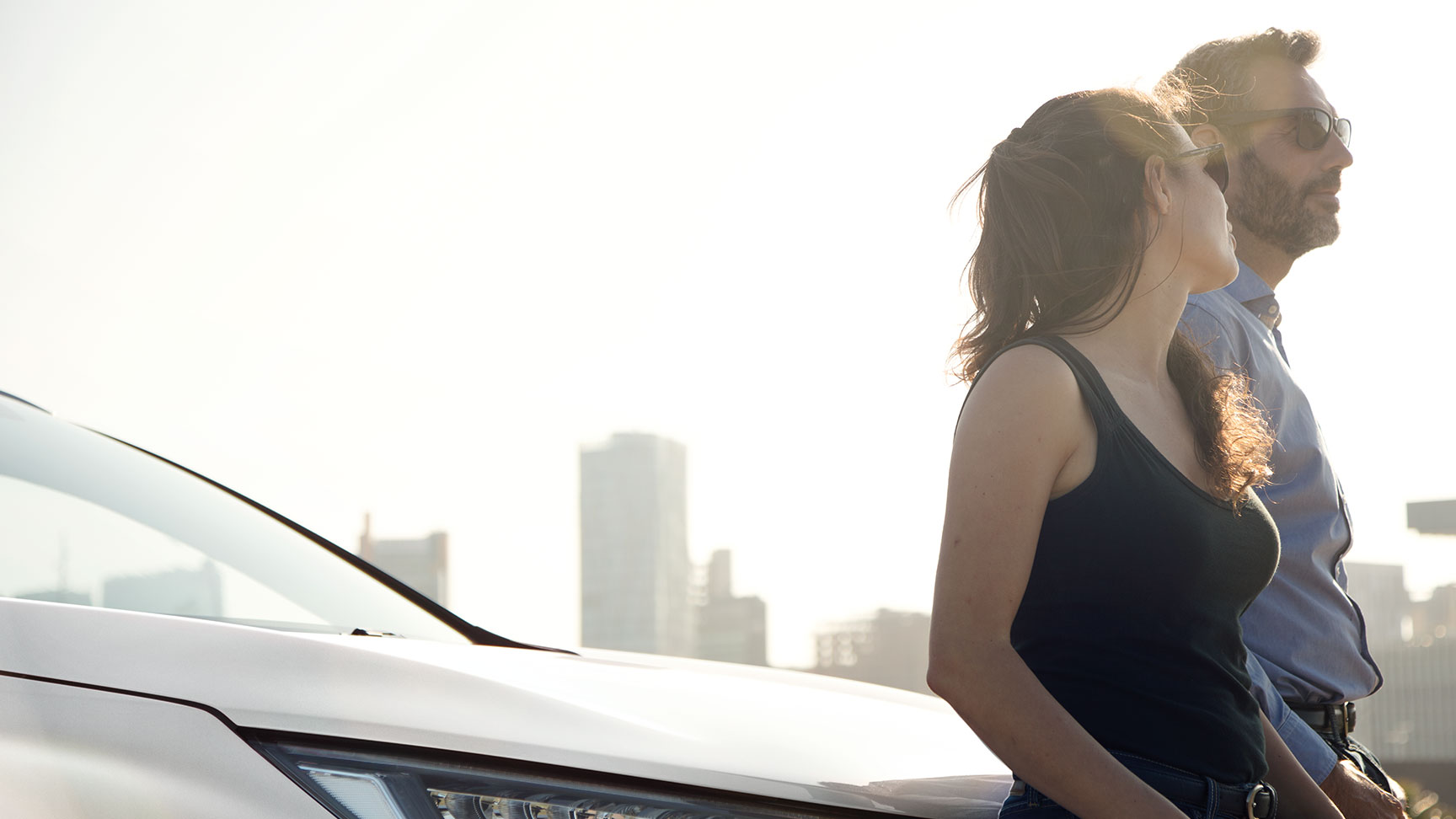 Honda Fahrer an die Motorhaube gelehnt