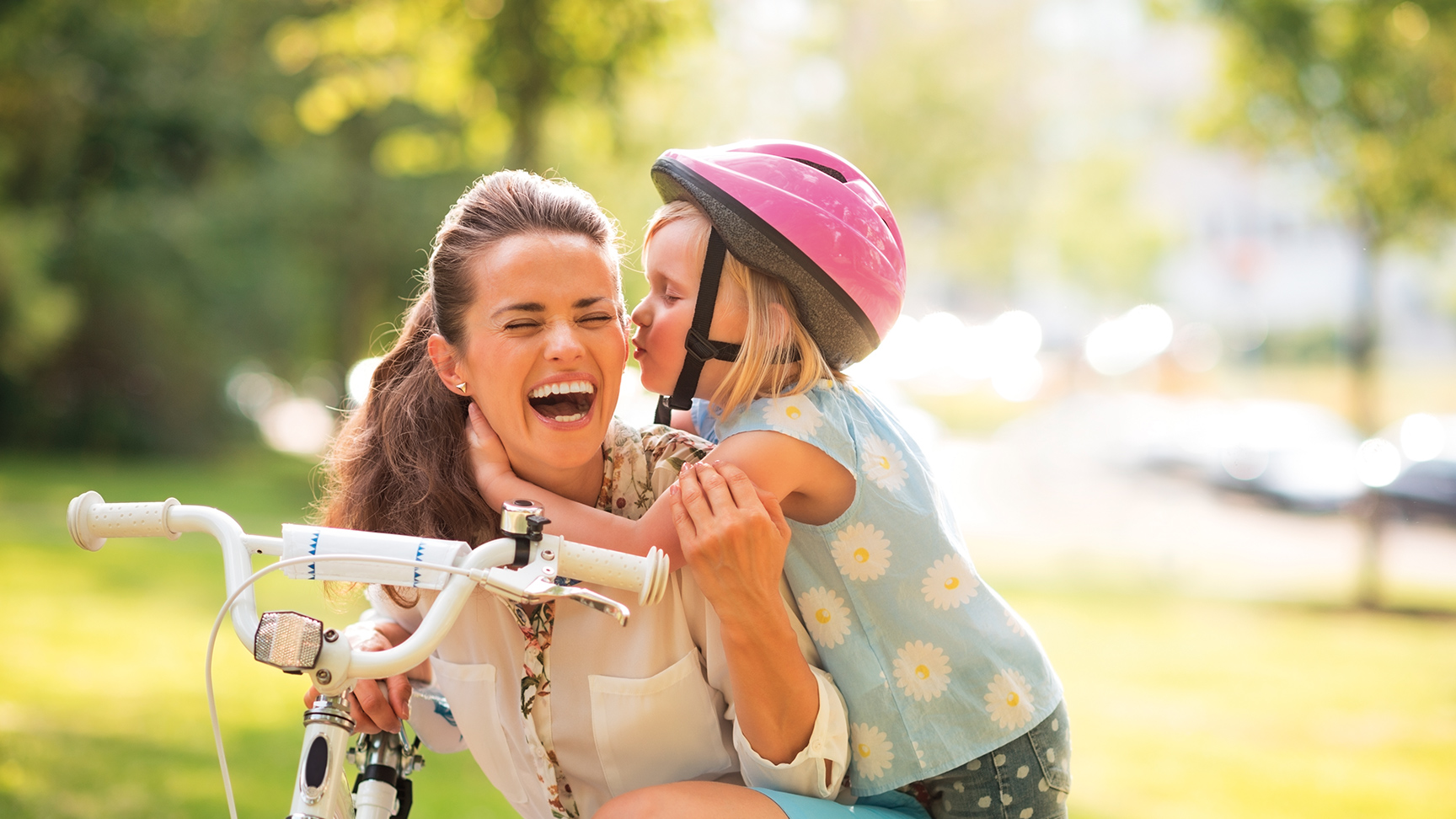 Frau und Kind sicher unterwegs im Straßenverkehr
