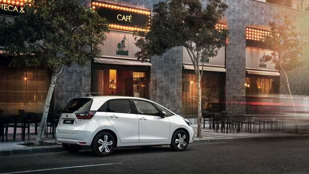 Honda Jazz Hybrid, Heckansicht, vor einem Café geparkt