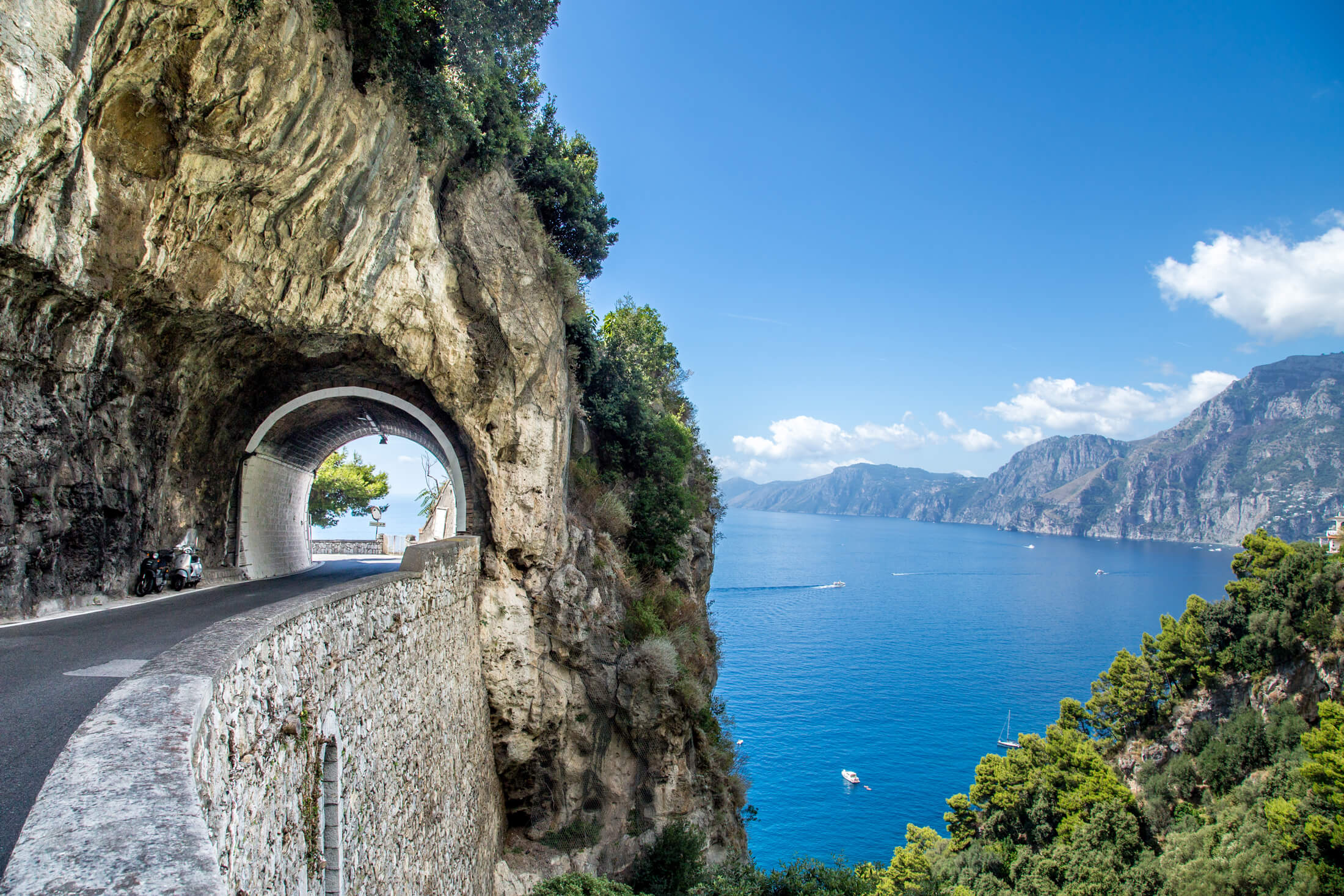 Straße zwischen den Felswänden der italienischen Amalfiküste