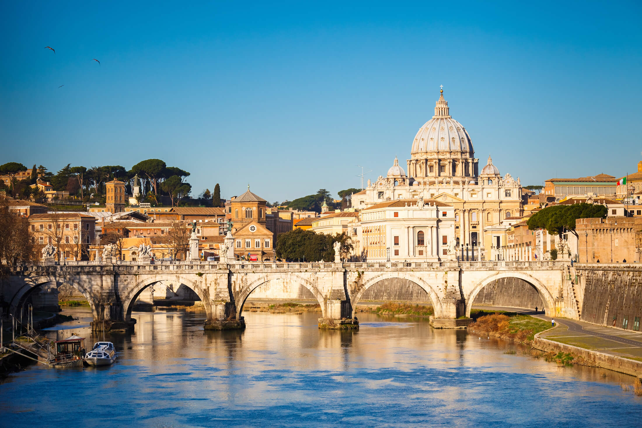 Blick über den Tiber auf den Petersdom in Rom