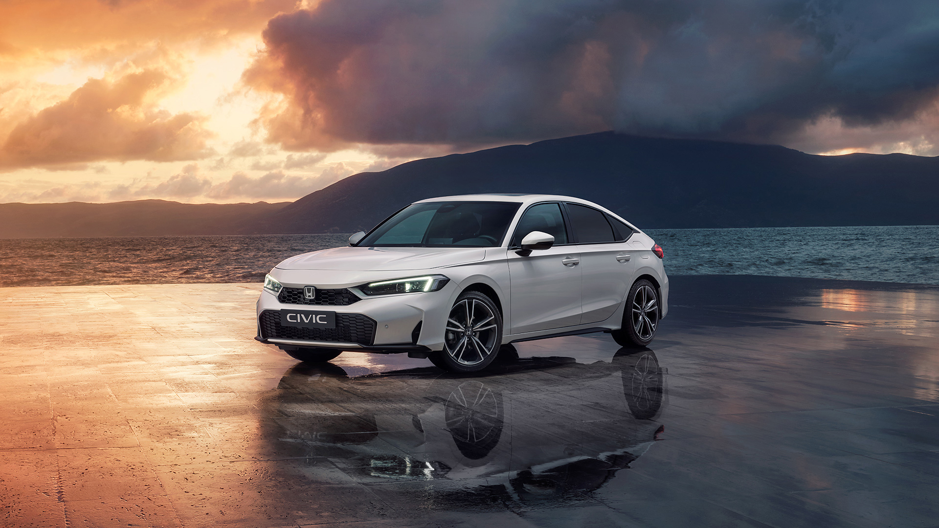 Civic Hybrid bei Sonnenuntergang am Meer geparkt.