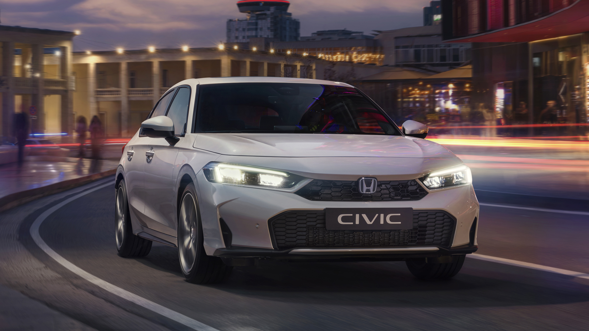 Civic Hybrid in einer Stadt, auf der Straße, in der Dämmerung