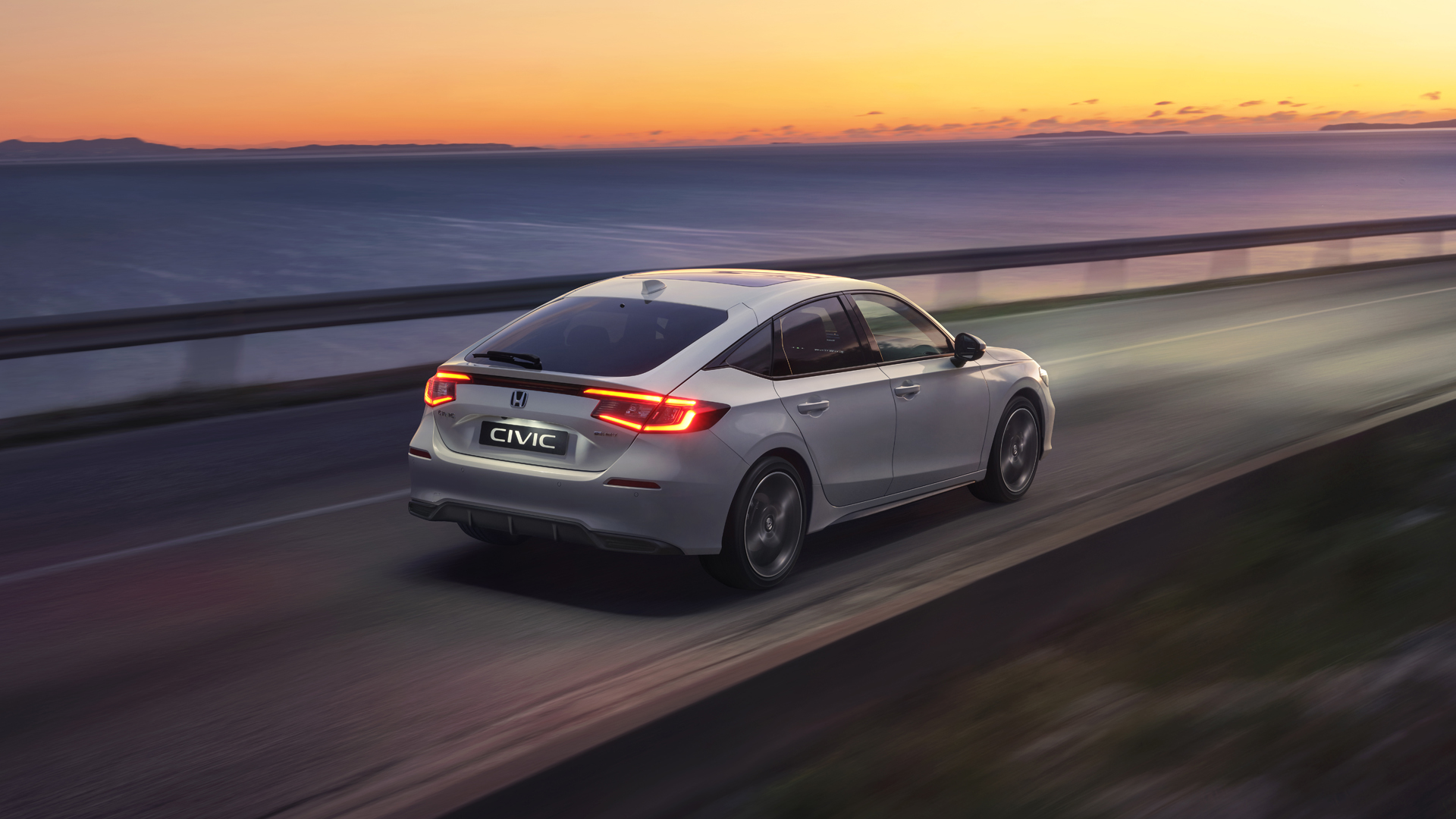 Ein Civic Hybrid fährt in den Sonnenuntergang.