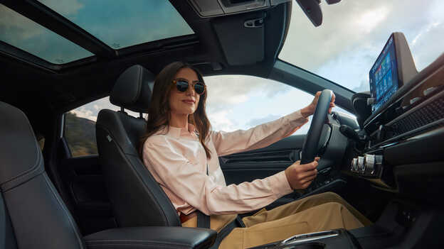 Eine Frau am Steuer eines Honda-Autos