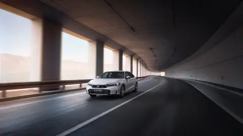 Civic-Hybrid-Fahrzeug fährt durch eine Strasenumgebung.