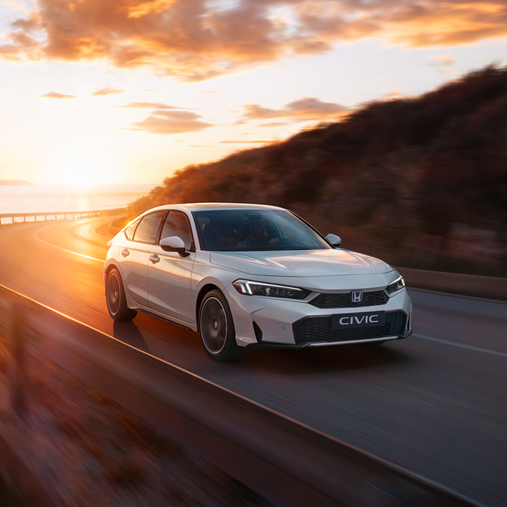 Honda Civic Hybrid beim Fahren auf einer Autobahn.