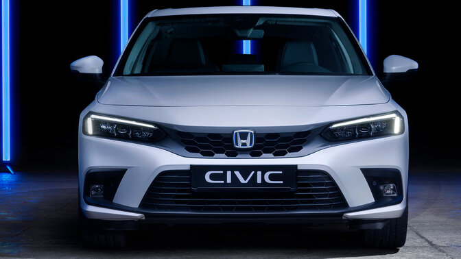 Nahaufnahme Honda Civic e:HEV-Plakette am Heck des Fahrzeugs.