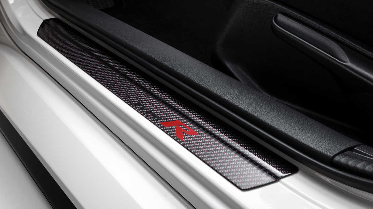 Nahaufnahme des Honda Civic Type R mit Carbon- Einstiegsschutzleisten.