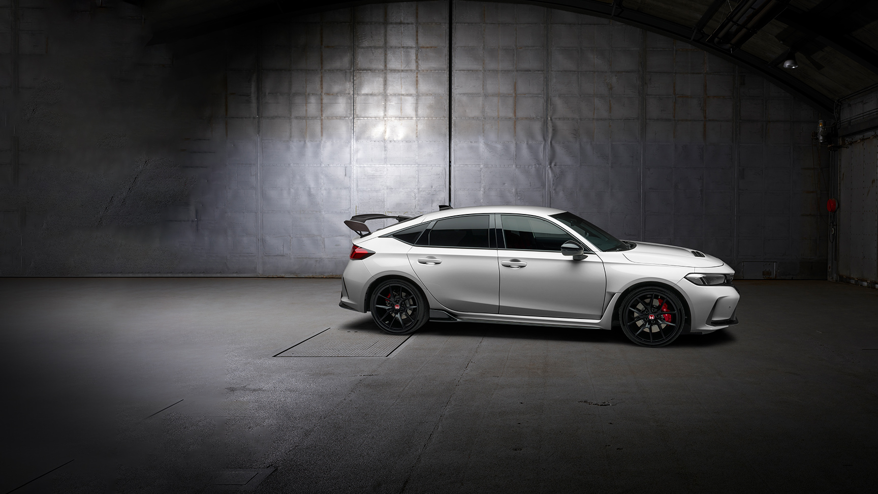 Seitenansicht eines Honda Type R, der in einer Garage parkt.