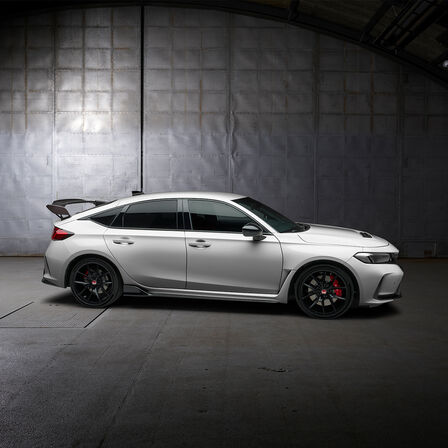 Seitenansicht eines Honda Type R, der in einer Garage parkt.
