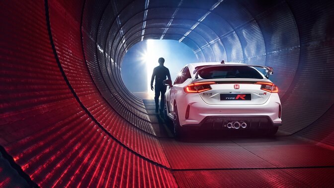 Honda Civic Type R, 3/4-Heckansicht, abgestellt in einem Tunnel.