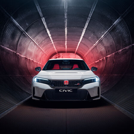 Frontansicht eines Honda Civic Type R, der in einem Tunnel parkt.