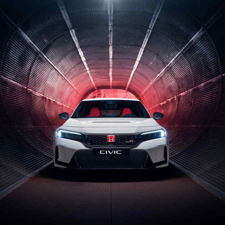 Frontansicht eines Honda Civic Type R, der in einem Tunnel parkt. 