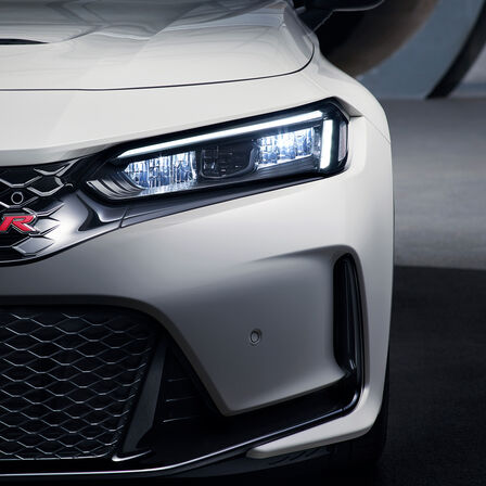 Nahaufnahme der Scheinwerfer des Honda Civic Type R