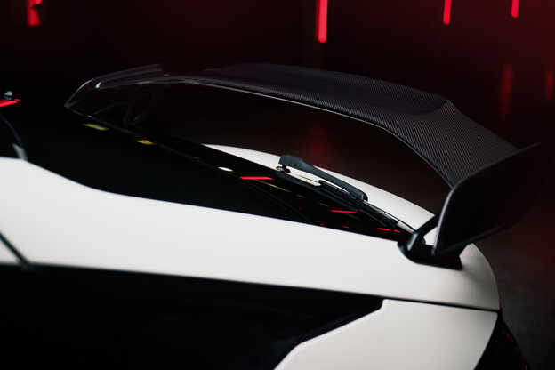 Nahaufnahme des Carbon-Spoilers. 