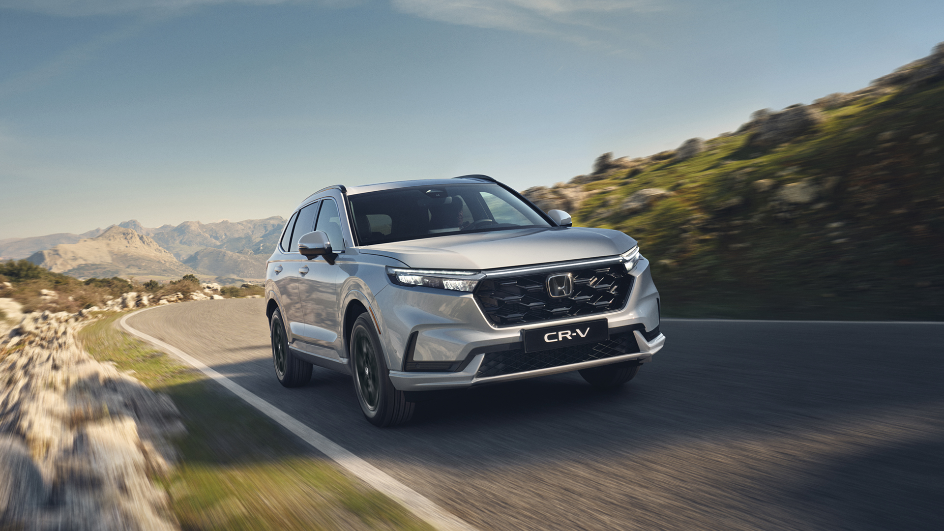 Honda CR-V Hybrid, 3/4-Frontansicht im Gebirge.