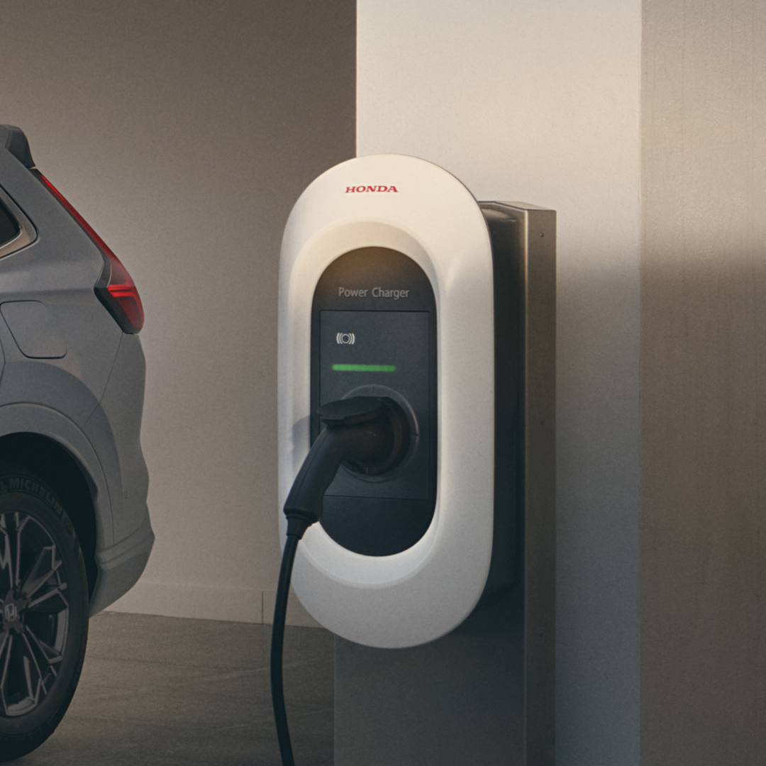 Honda CR-V Hybrid, 3/4-Frontansicht, mit angeschlossenem Ladekabel.