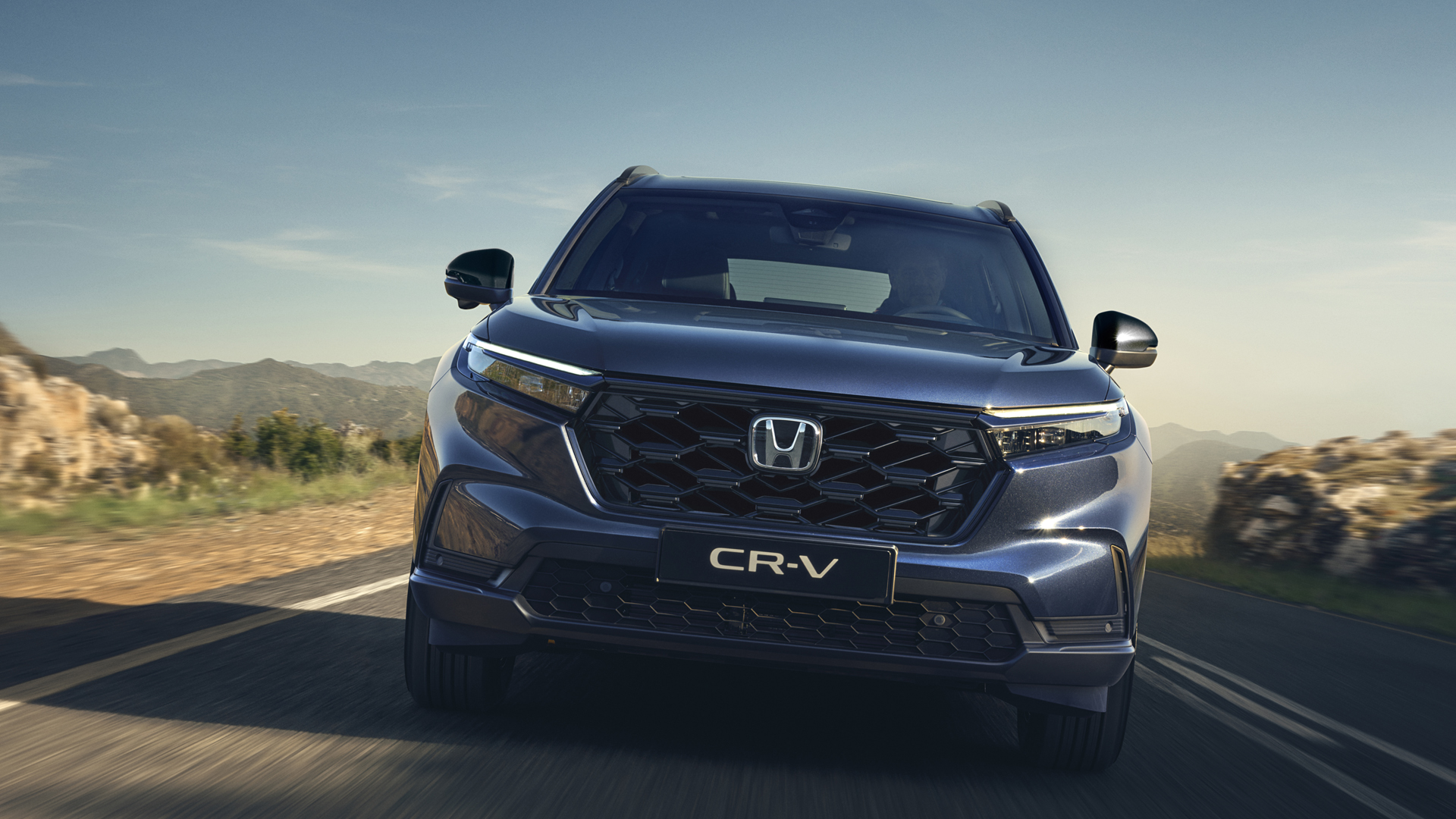 Honda CR-V Hybrid, Frontansicht im Gebirge.