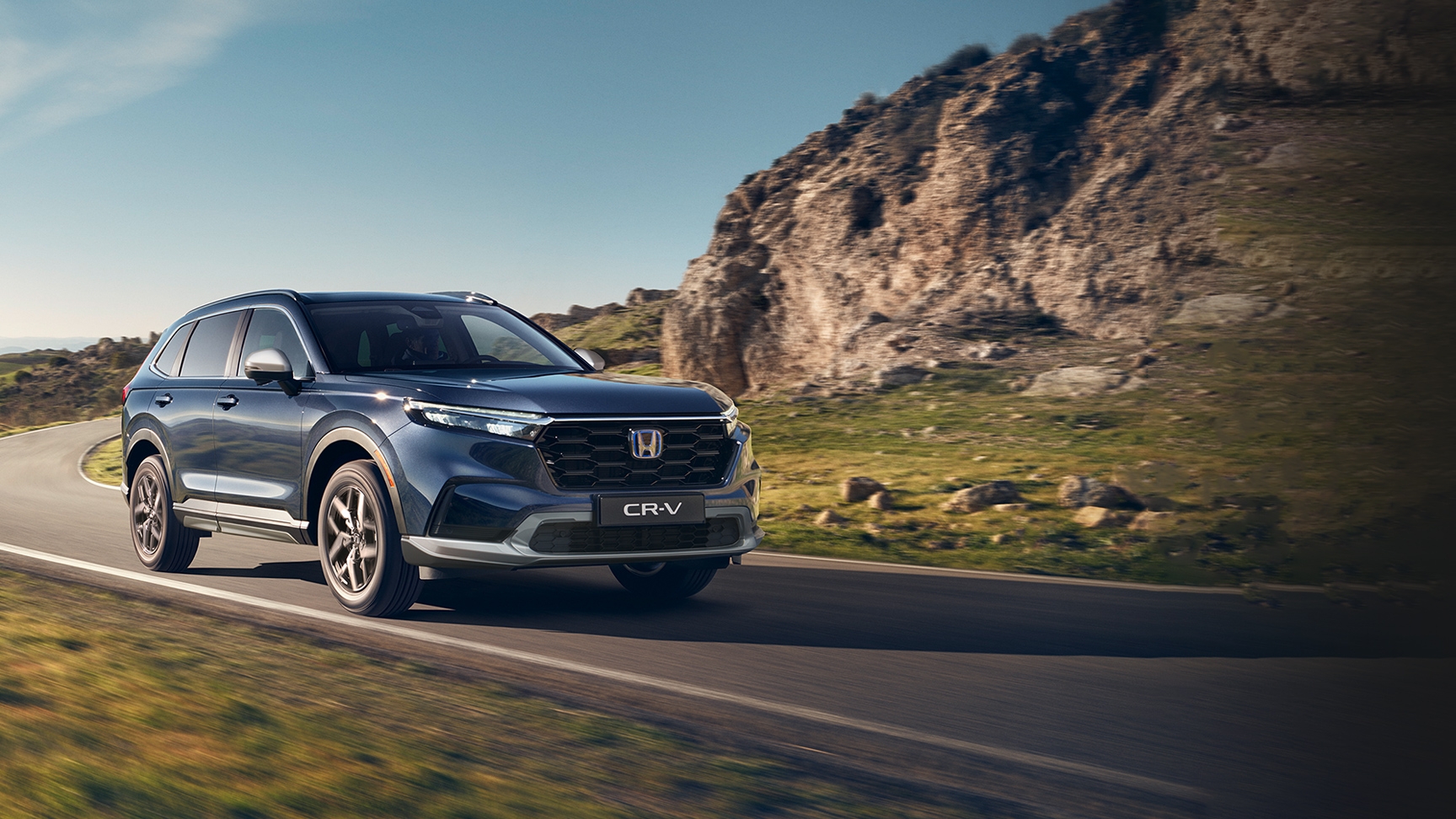 Honda CR-V Hybrid, 3/4-Frontansicht in Bewegung im Gebirge.