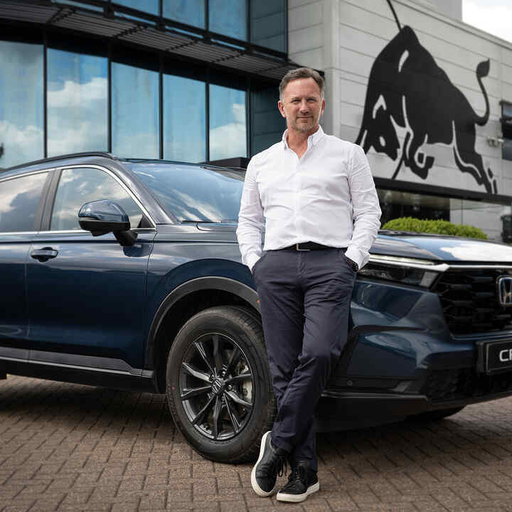 Christian Horner neben einem Honda CR-V e:HEV