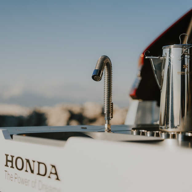 Christian Horner in einem Honda Hybrid-SUV