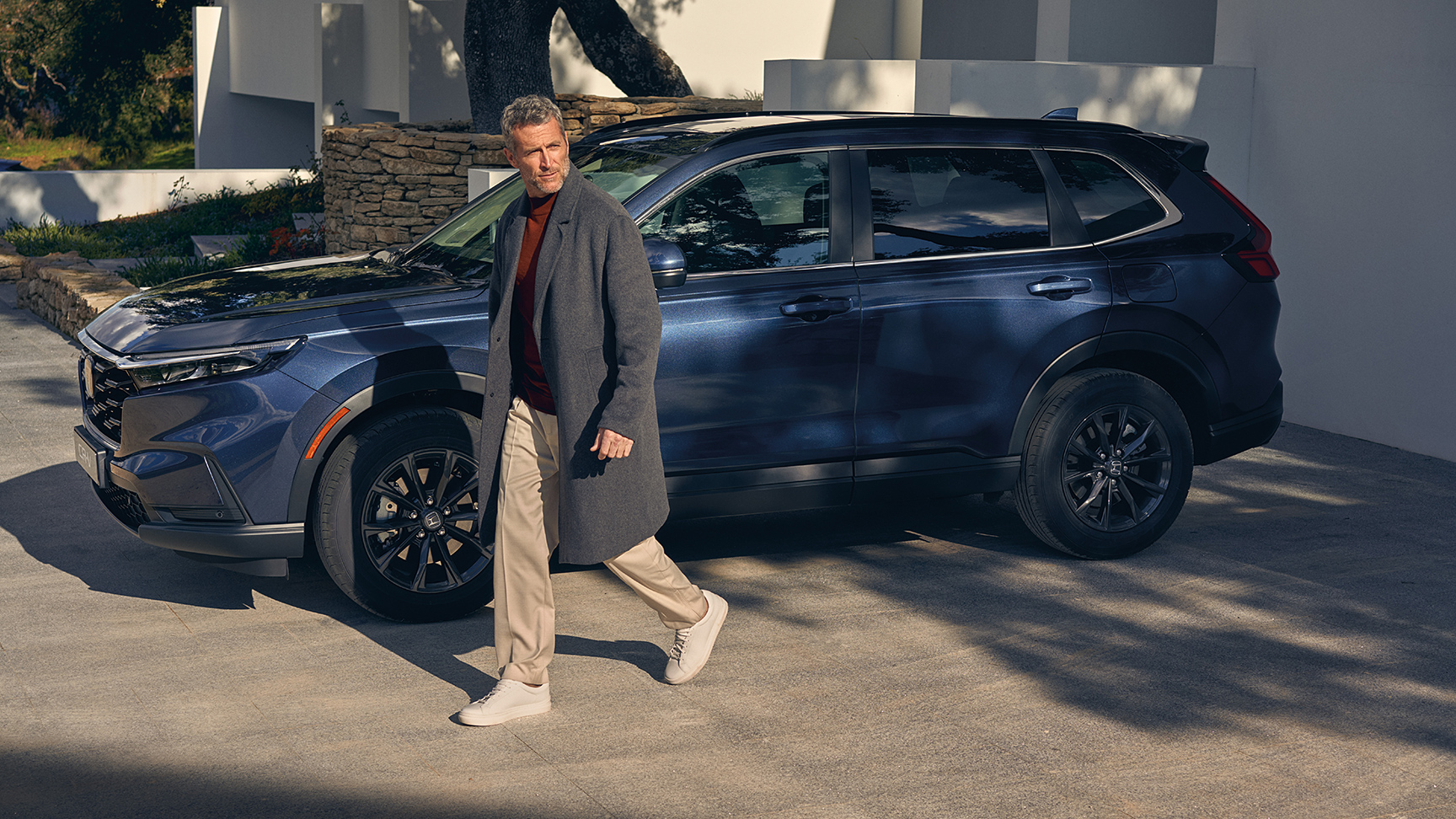 Honda CR-V Hybrid, Seitenansicht mit Model.