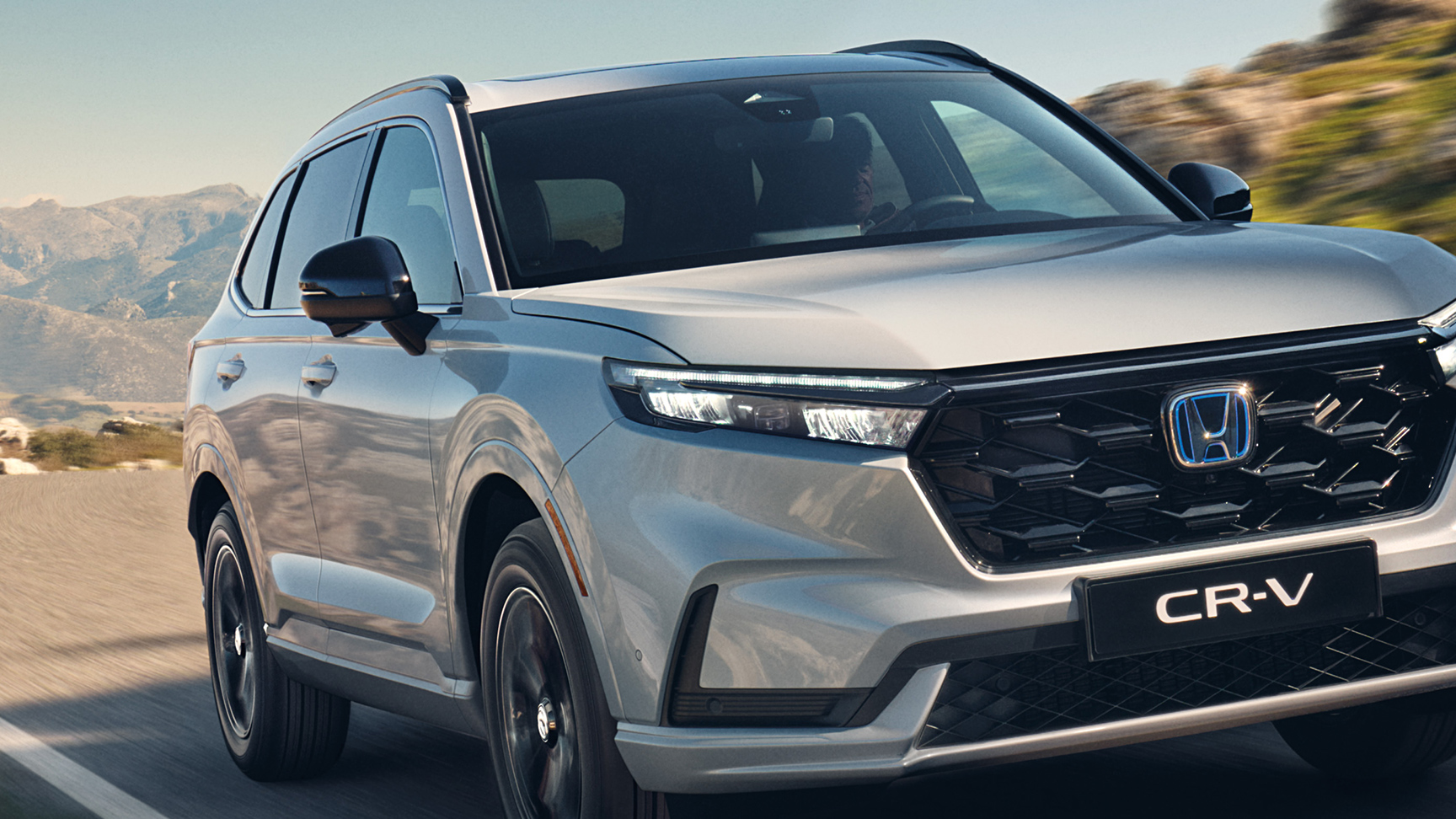 Honda CR-V Hybrid, 3/4-Frontansicht im Gebirge.