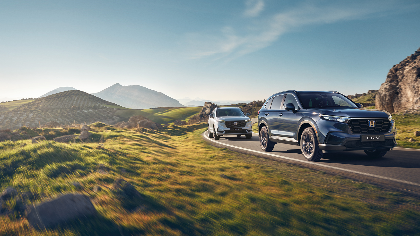 Honda CR-V Hybrid, 3/4-Frontansicht im Gebirge.