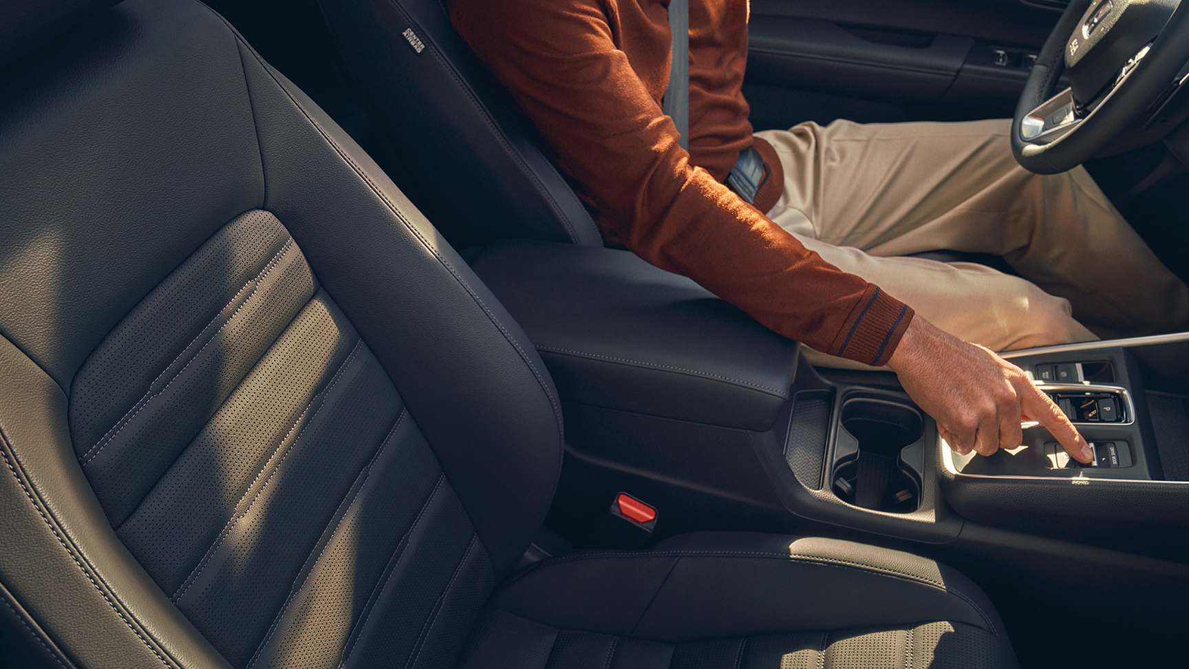 Nahaufnahme der beheizten Vordersitze und der Bedienelemente für die Sitzheizung.