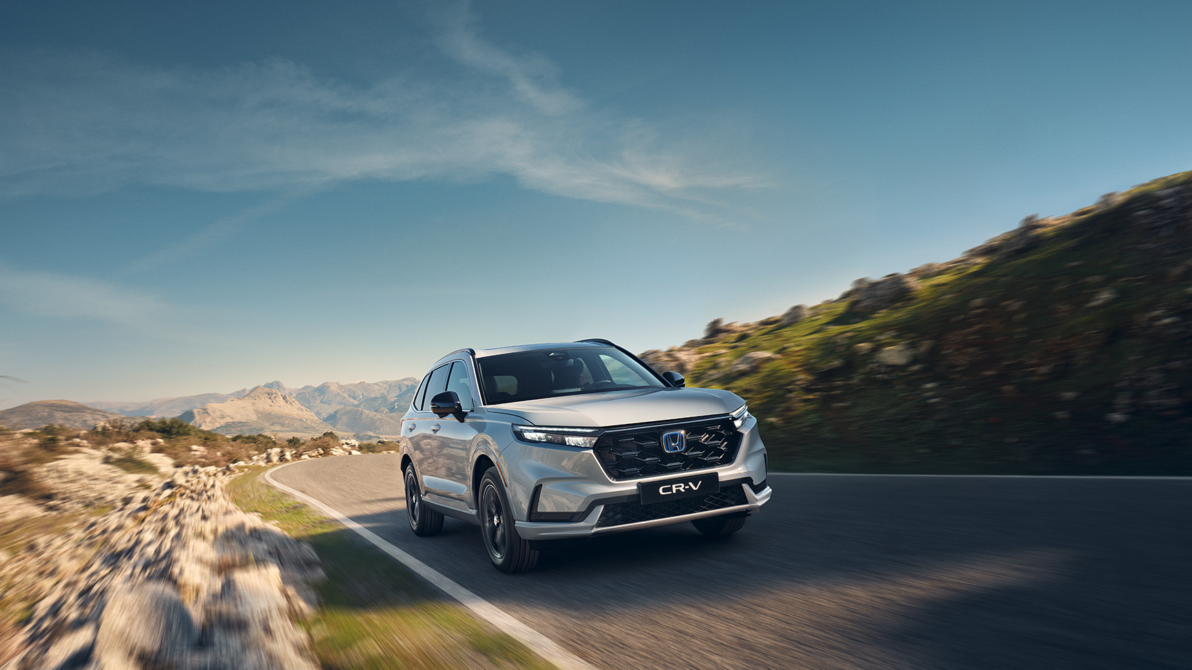 Honda CR-V Hybrid, 3/4-Frontansicht im Gebirge.