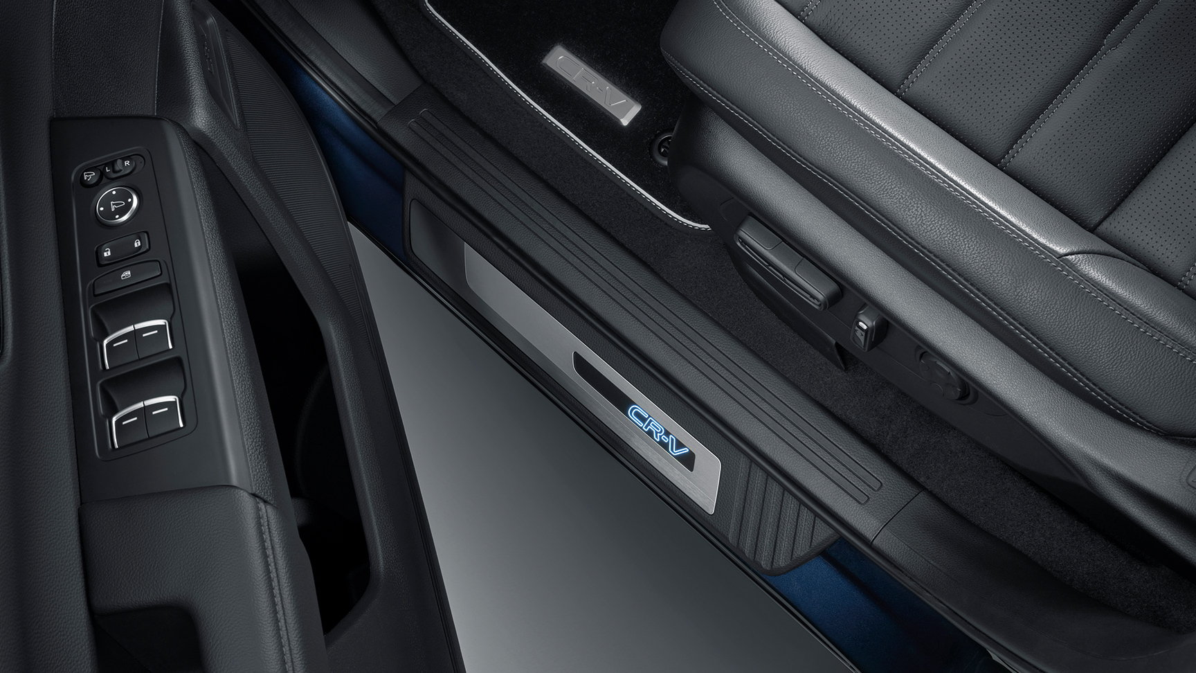3/4-Frontansicht eines Honda CR-V Plug-in-Hybrid, der durch eine Berglandschaft fährt.