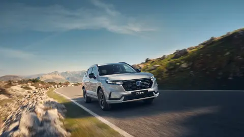 CR-V Hybrid SUV, Frontansicht des Fahrzeugs im Gebirge.