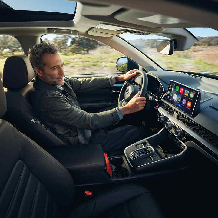 Verschiedene Honda Hybridfahrzeuge vor Stadtkulisse