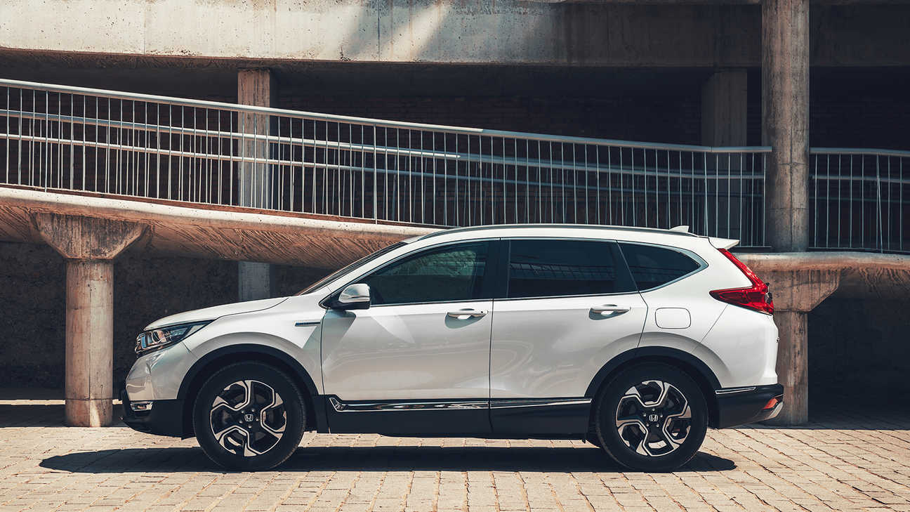 Honda CR-V Hybrid, Seitenansicht auf der Strasse.