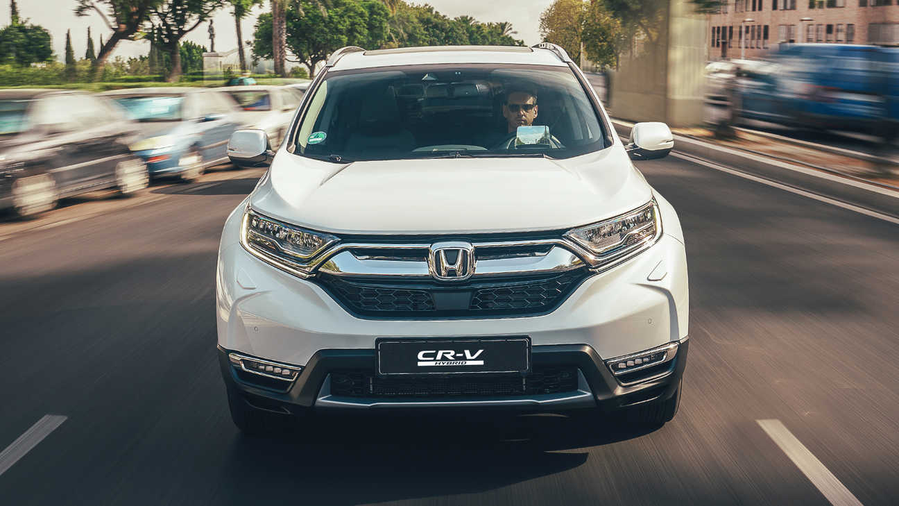 Honda CR-V Hybrid auf der Strasse, Frontansicht.