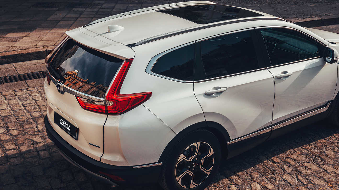 Honda CR-V Hybrid, Heckansicht auf der Strasse.