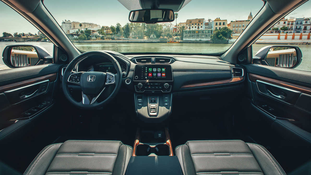 Honda CR-V Hybrid auf der Strasse, Nahaufnahme über das Armaturenbrett, die die Weite des Blickfelds unterstreicht.