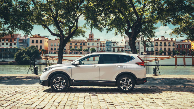 Honda CR-V Hybrid, Seitenansicht auf der Strasse.