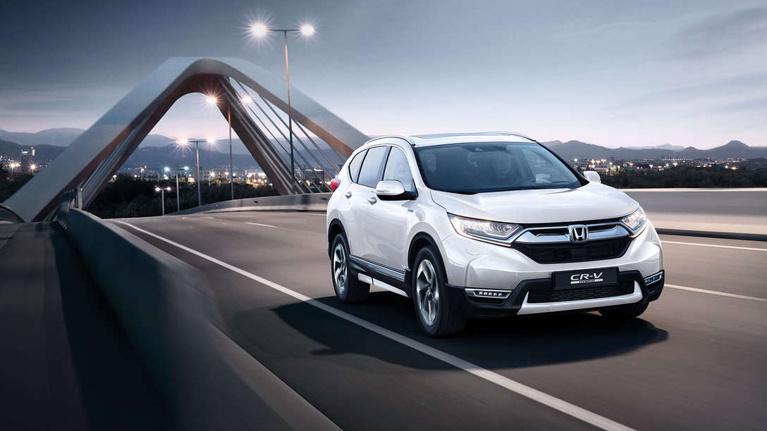 Honda CR-V Hybrid, 3/4-Frontansicht auf der Strasse.