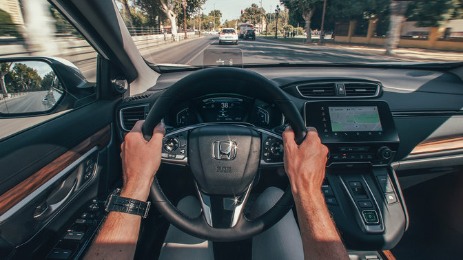 Honda CR-V Hybrid auf der Strasse, Nahaufnahme des Innenraums.
