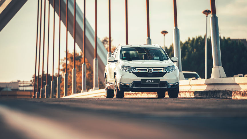 Honda CR-V Hybrid, 3/4-Frontansicht auf der Strasse.