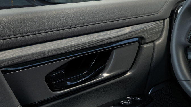Honda CR-V in Schwarz, Verkleidungen für Türen und Konsole in Naturholzoptik