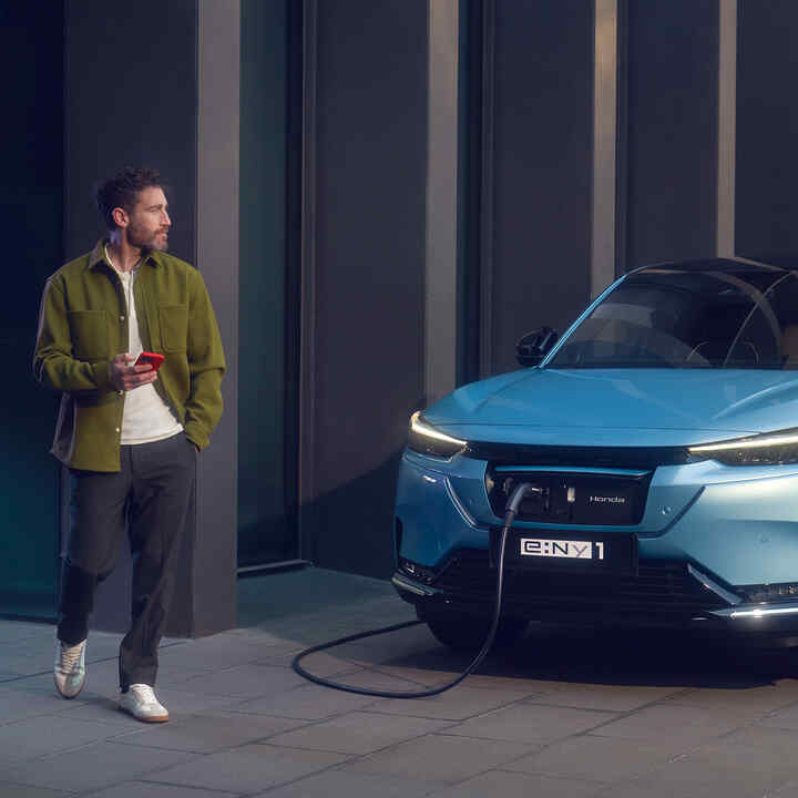 Honda e:Ny1 geparkt und geladen