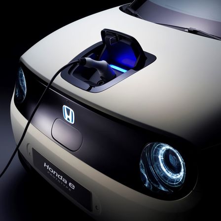 3/4-Frontansicht des Honda Urban EV Concept mit Ladepunkt.